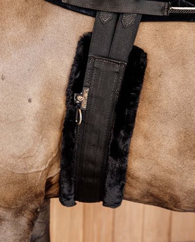 Satulavyö karvalla (Musta/Musta) Sheepskin Girth